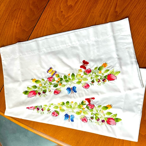 ✨Beautiful Hand embroidered pillow cases✨ (Set of 2) - Picture 3 of 4